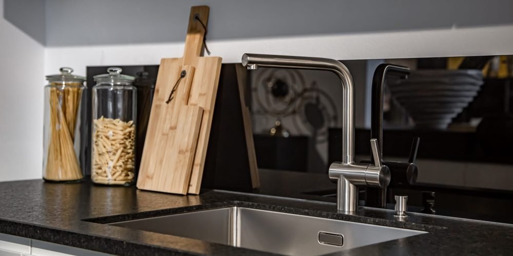 new-modern-steel-faucet-kitchen-room-sink-close-up (1)-min